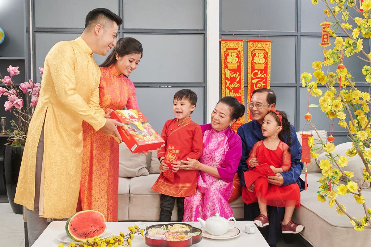 Chúc Tết đầu năm - Một phong tục đẹp của người Việt